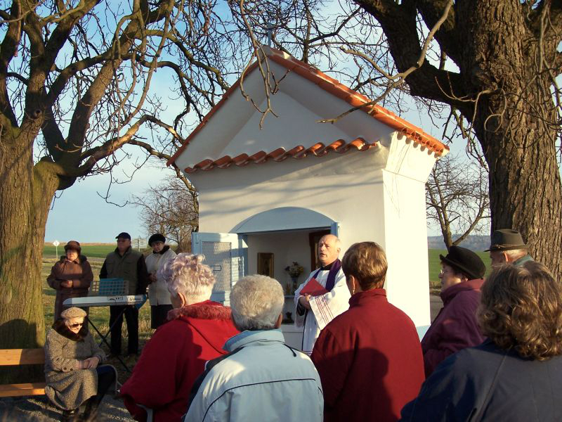 30.11.2008 slavnostní vysvěcení opravené kapličky ..  