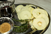 [04]Suroviny na karamelizovanou cibuli s jablíčky
