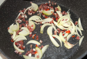 [01]Smažení kostiček šunky, chilli a cibule