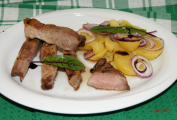 [06]Vepřové krkovice připravené na způsob steaků.