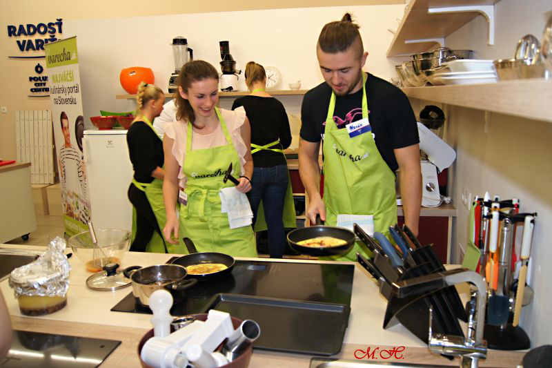 Dominika a Marián pečou omeletu