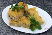 [10]Polenta pečená s kuřecím masem, cibulkou a olivami.