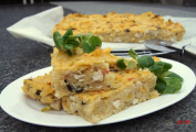 [09]Polenta pečená s kuřecím masem, cibulkou a olivami