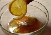 [03]Osolená vajíčka s přidáním pepře a citronové šťávy