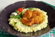 [08]Křupavé kuřecí nugety se šťouchanými bramborami.