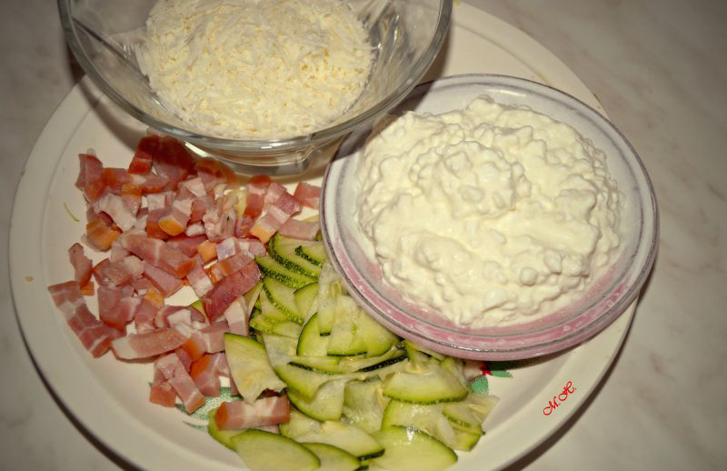 Nastrouhaný parmezán, Cottage, cuketa slanina ozdobení 