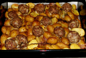 [06]Masové koule s bylinkovými bramborami, zapečené v jednom pekáči (po upečení)