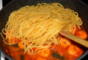 [07]Hotová omáčka zasypaná uvařenými linguinami