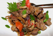 Recept na pikantní drůbeží játra se zeleninou