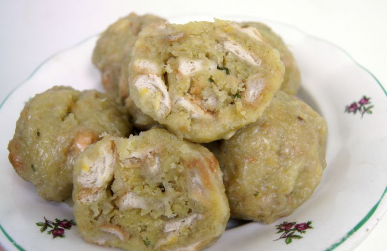 Recept na šumavské knedlíky ze syrových brambor – chlupaté knedlíky nebo také klouzáky