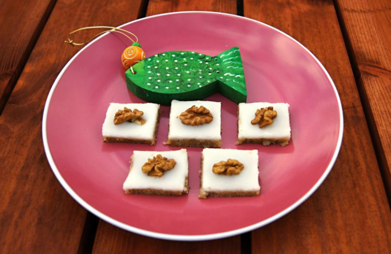 Recept na nepečené ořechové čtverečky s rumovou polevou
