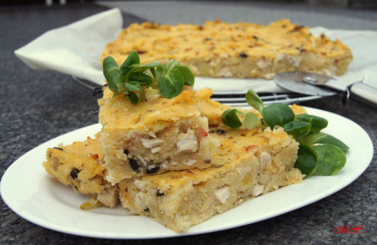 Polenta pečená s kuřecím masem, cibulkou a olivami