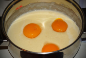 Přidání žloutků do kaše