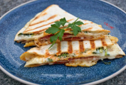 Skládané zapečené tortilly (quesadillas)