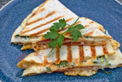 Skládané zapečené tortilly (quesadillas).