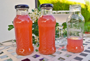Rebarborový sirup, v pozadí rebarborový koktejl