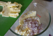Nakrájený sýr Camembert s cibulkou