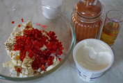 Sýr, cibule, čerstvá paprika a kmín se zbývajícími surovinami
