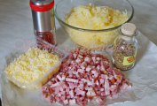 Suroviny na buchtu (sýr, chilli, cuketa, uzené, oregano)