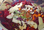 Bobkové listy, nadrcený černý pepř, nové koření, sůl, chilli floky a rajčatové floky