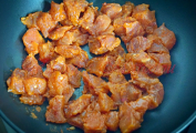 Naložené maso přendáme do rozpálené pánve WOK