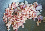 Guanciale a šalotka na pánvi