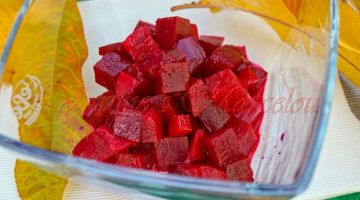 Červená a žlutá řepa naložená v kořeněném nálevu
