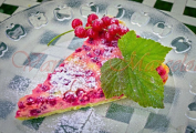 Rybízový Quiche se smetanou.