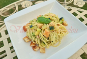 Spaghetti con salsa di zucchine e crostini .