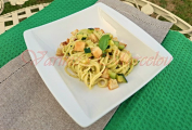 Spaghetti con salsa di zucchine e crostini
